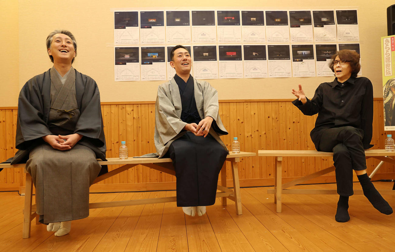 和やかに記者の質問に答える、左から中村七之助、中村勘九郎、脚本・演出の横内謙介氏（撮影・丹羽敏通）