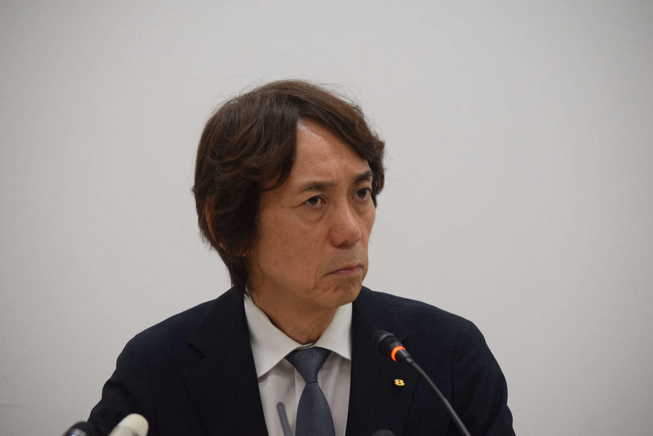 険しい表情の関西テレビ大多亮代表取締役社長（撮影・阪口孝志）
