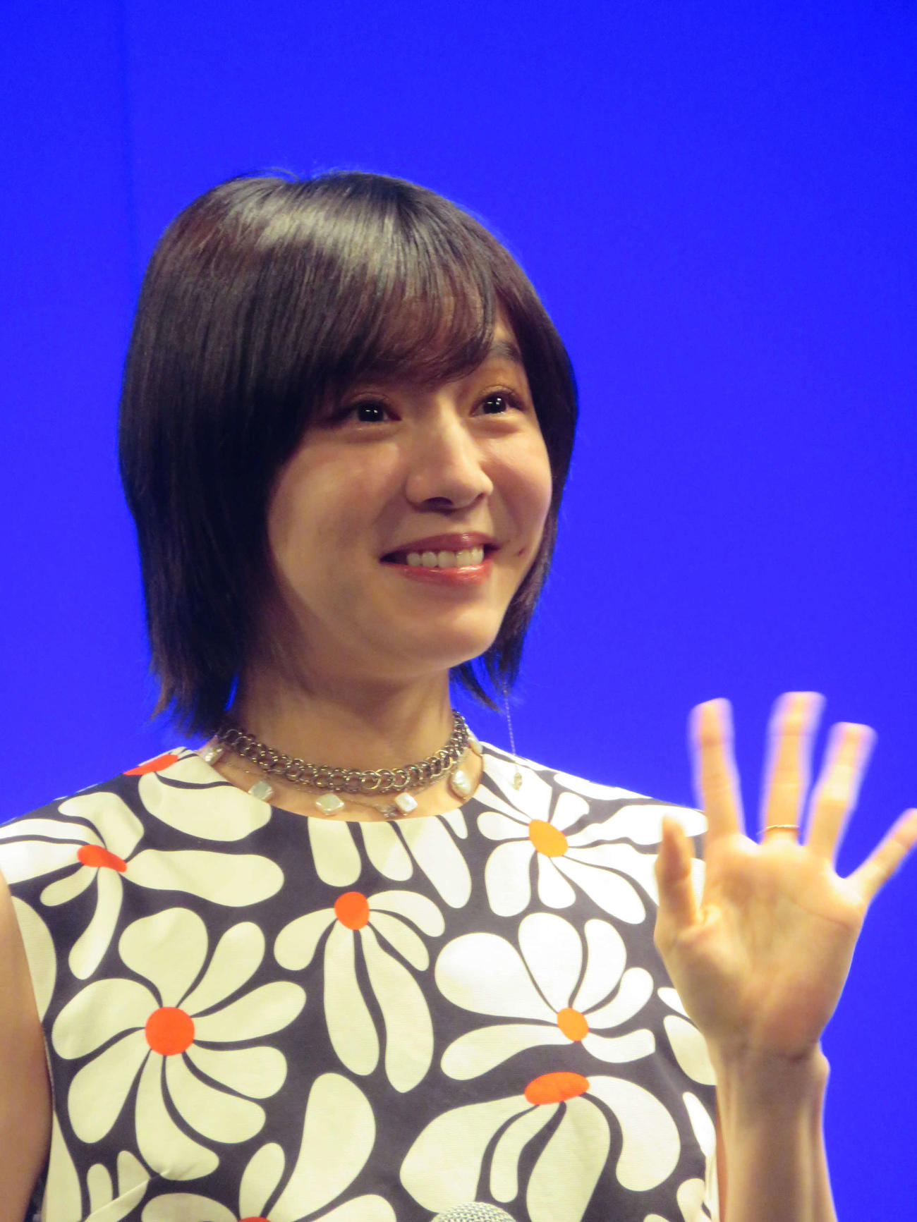 映画「知らないカノジョ」完成披露舞台あいさつに出席したmilet