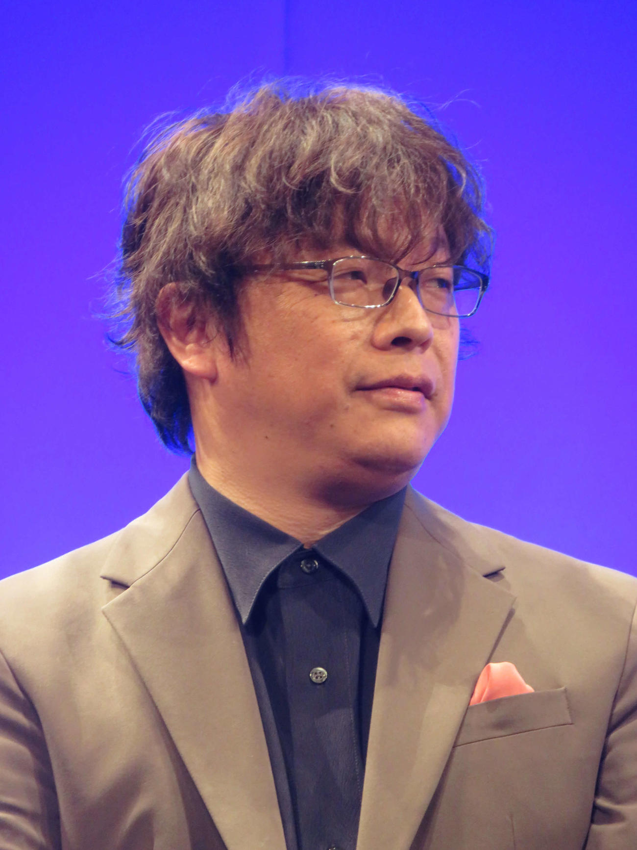 映画「知らないカノジョ」完成披露舞台あいさつに出席した三木孝浩監督
