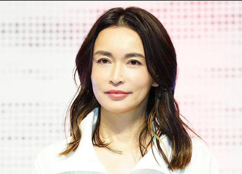 長谷川京子、仕事終わりの駐車場でスタイリッシュな私服姿を公開「かっこええ京子様も素敵！！」