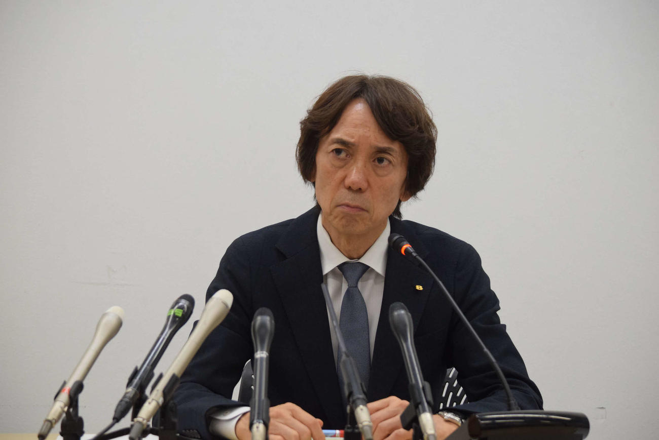 険しい表情の関西テレビ大多亮代表取締役社長（撮影・阪口孝志）