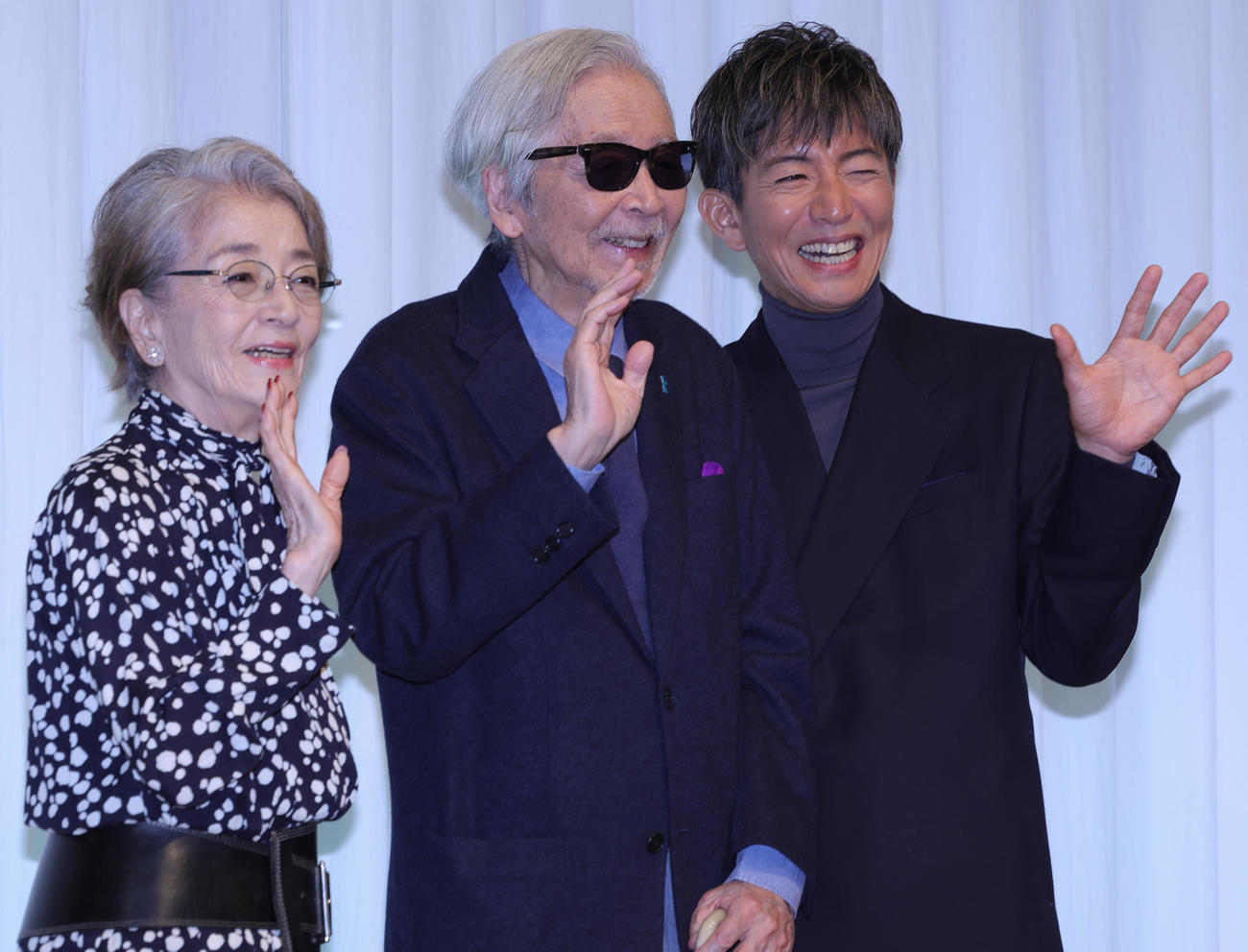 松竹創業130周年記念イベントに登場し笑顔を見せる、左から倍賞千恵子、山田洋次監督、木村拓哉（撮影・野上伸悟）