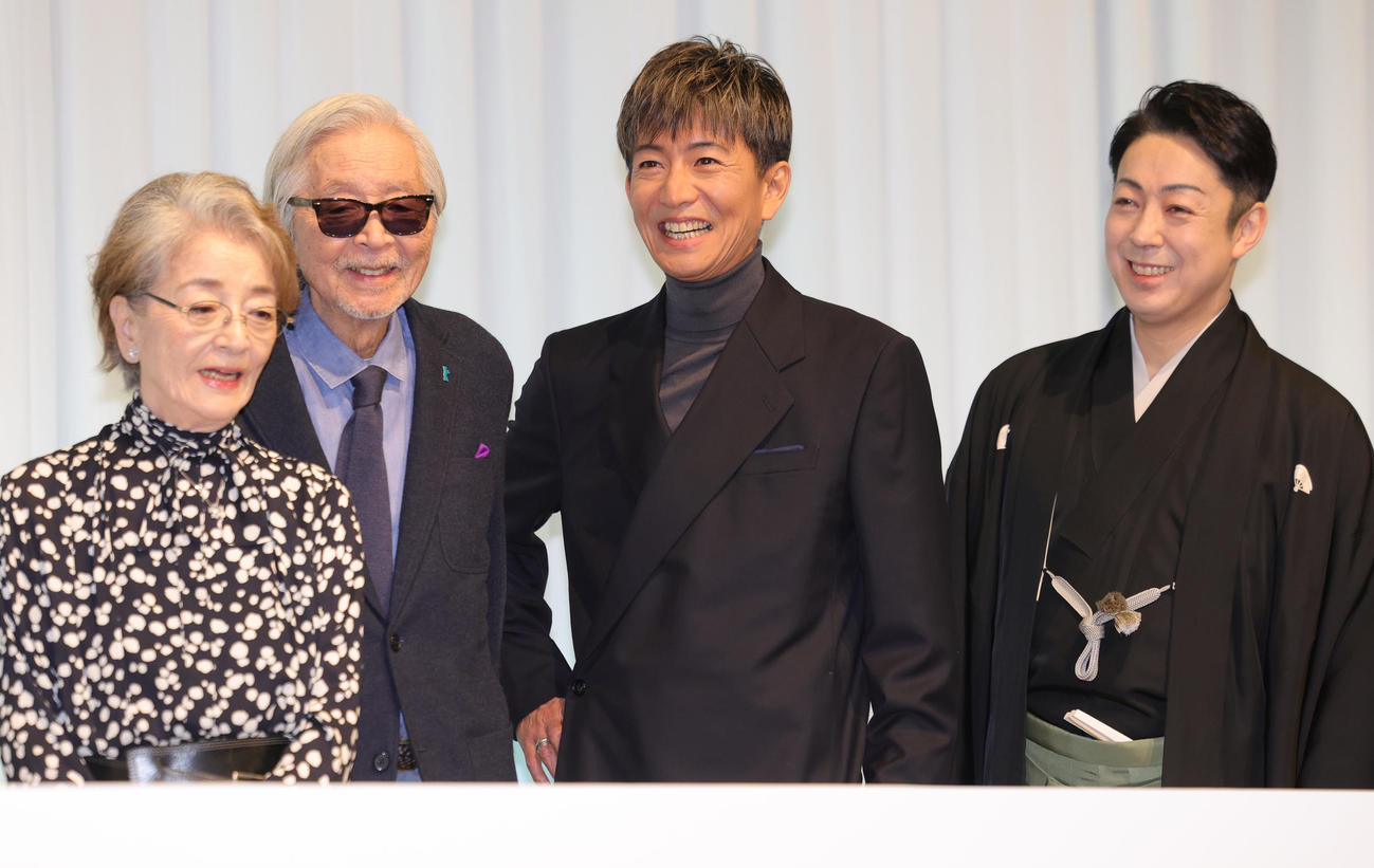 松竹創業130周年記念イベントに登場した、左から倍賞千恵子、山田洋次監督、木村拓哉、尾上菊之助（撮影・野上伸悟）