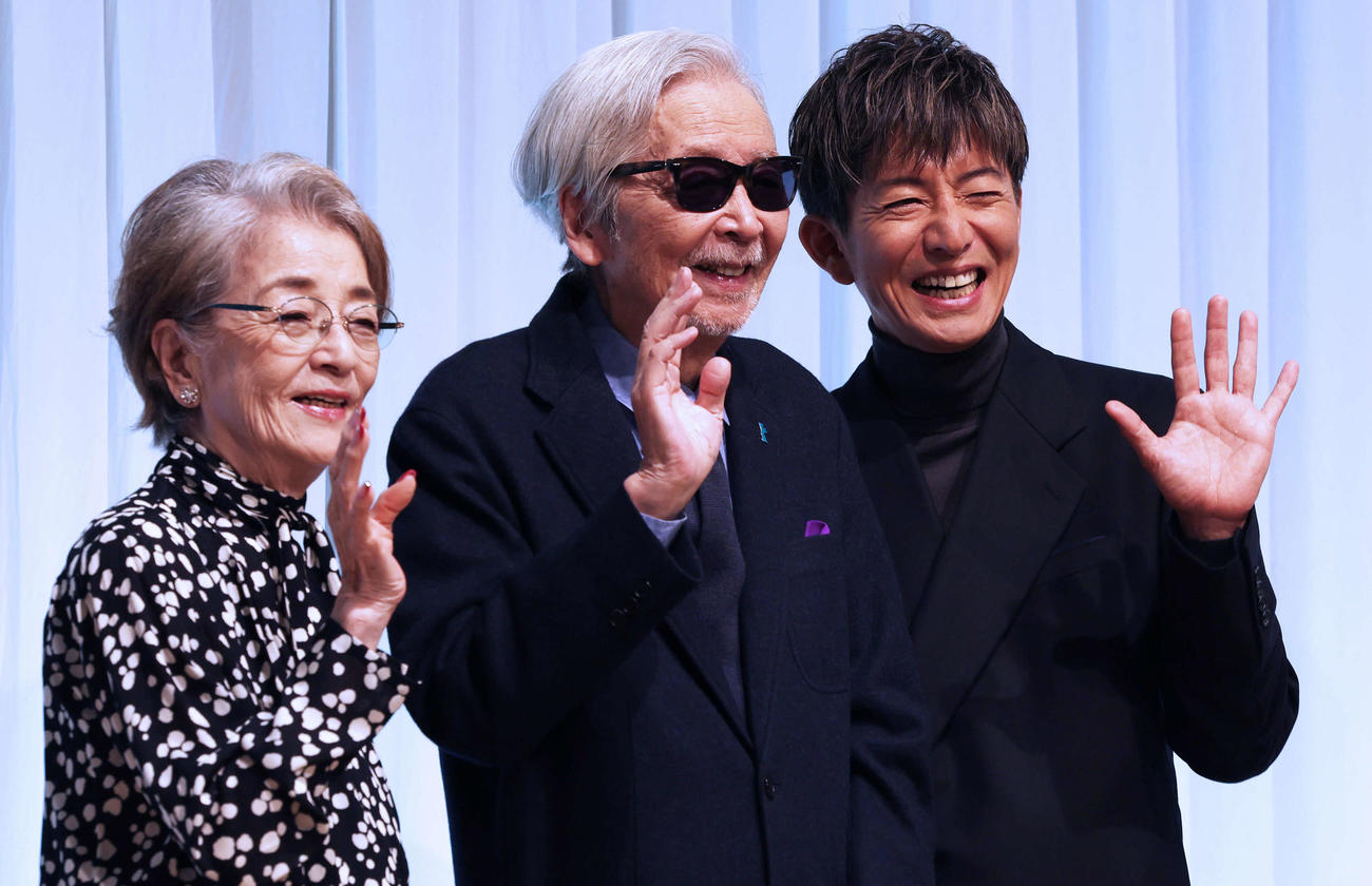 松竹創業130周年記念イベントに登場し笑顔を見せる、左から倍賞千恵子、山田洋次監督、木村拓哉（撮影・野上伸悟）