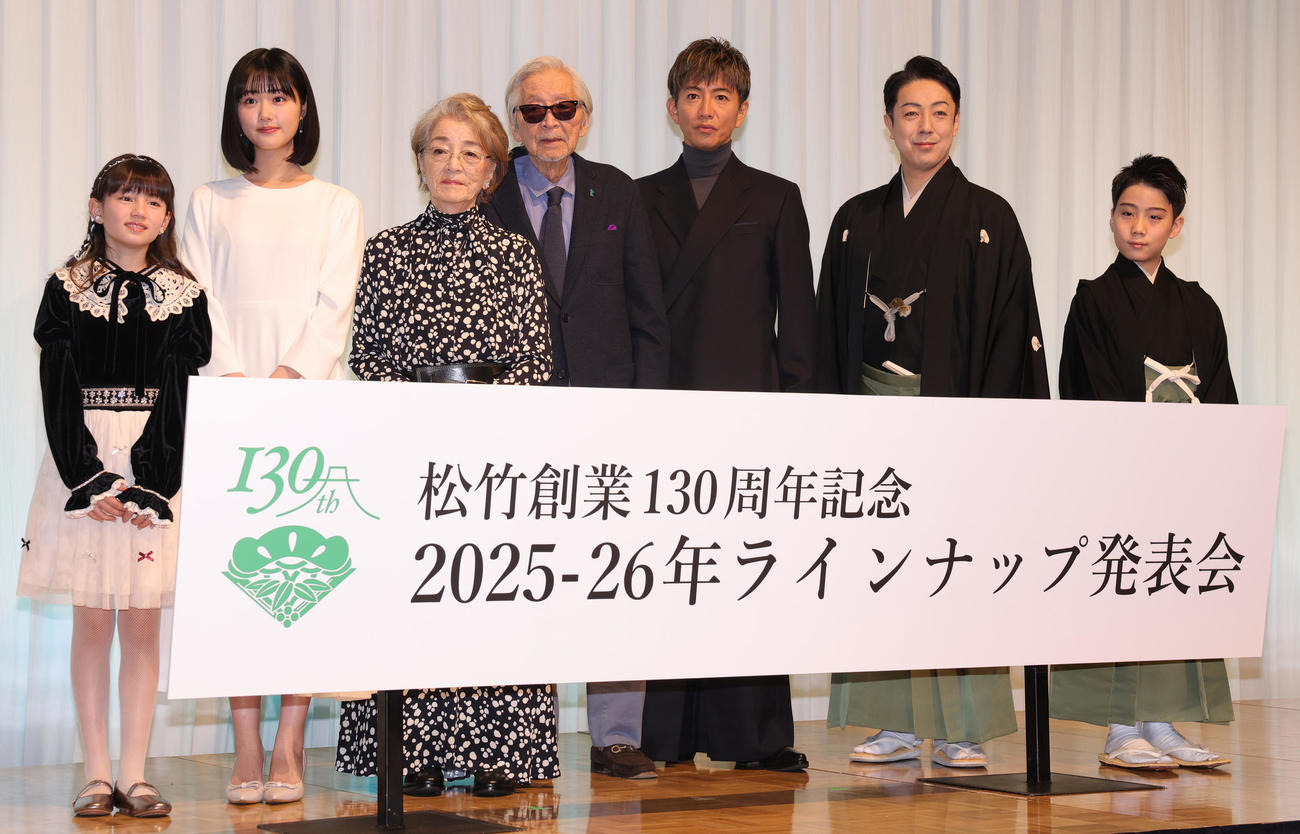 松竹創業130周年記念イベントに登場した、左からマイカ・ピュ、原菜乃華、倍賞千恵子、山田洋次監督、木村拓哉、尾上菊之助、尾上丑之助（撮影・野上伸悟）