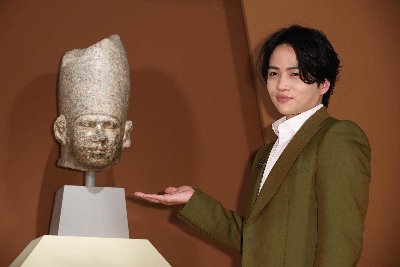 「ブルックリン博物館所蔵古代エジプト東京展」に展示されたクフ王と思われる像の隣で公式アンバサダーを務める菊池風磨（撮影・中島郁夫）