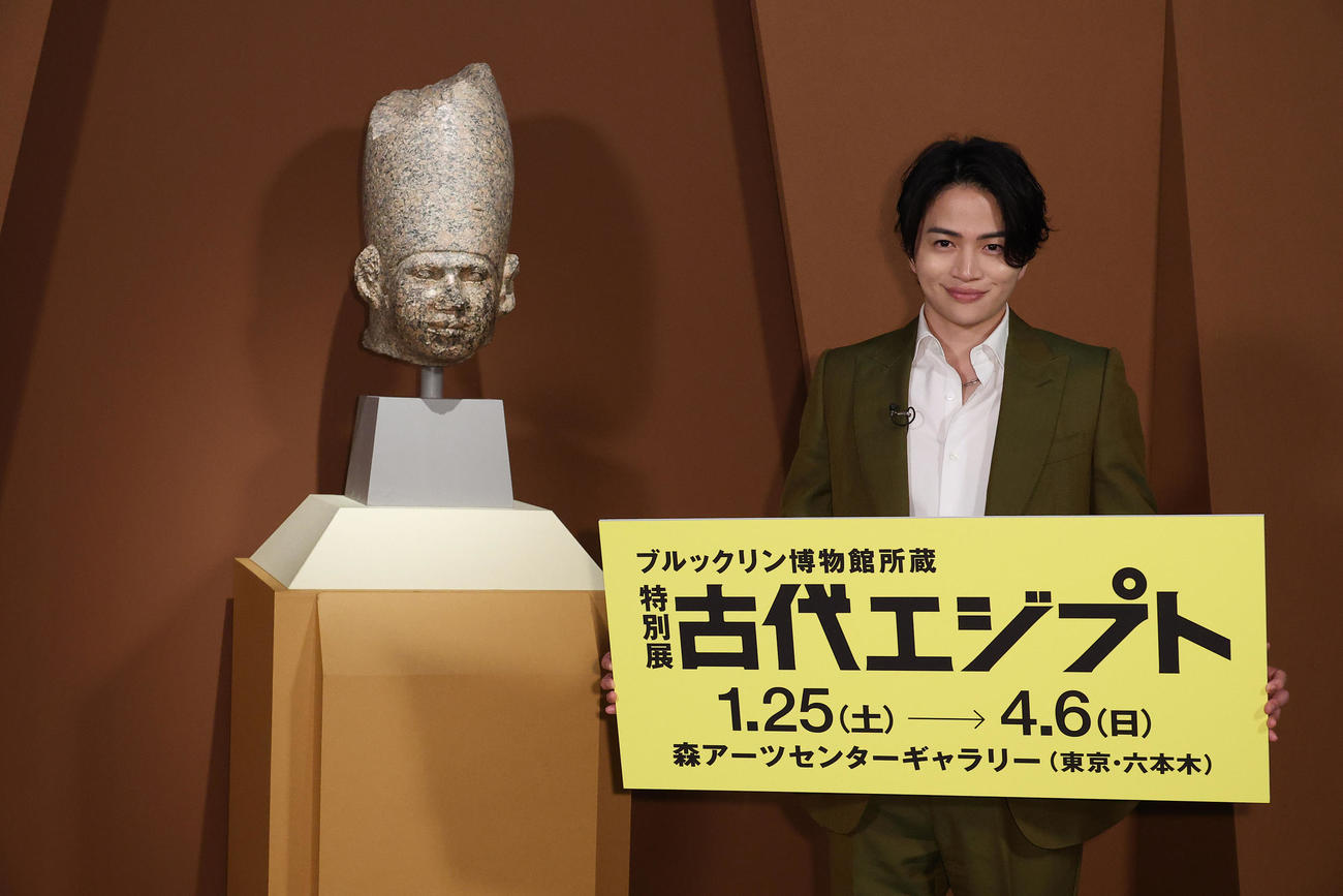 「ブルックリン博物館所蔵古代エジプト東京展」に展示されたクフ王と思われる像の隣で公式アンバサダーを務める菊池風磨（撮影・中島郁夫）
