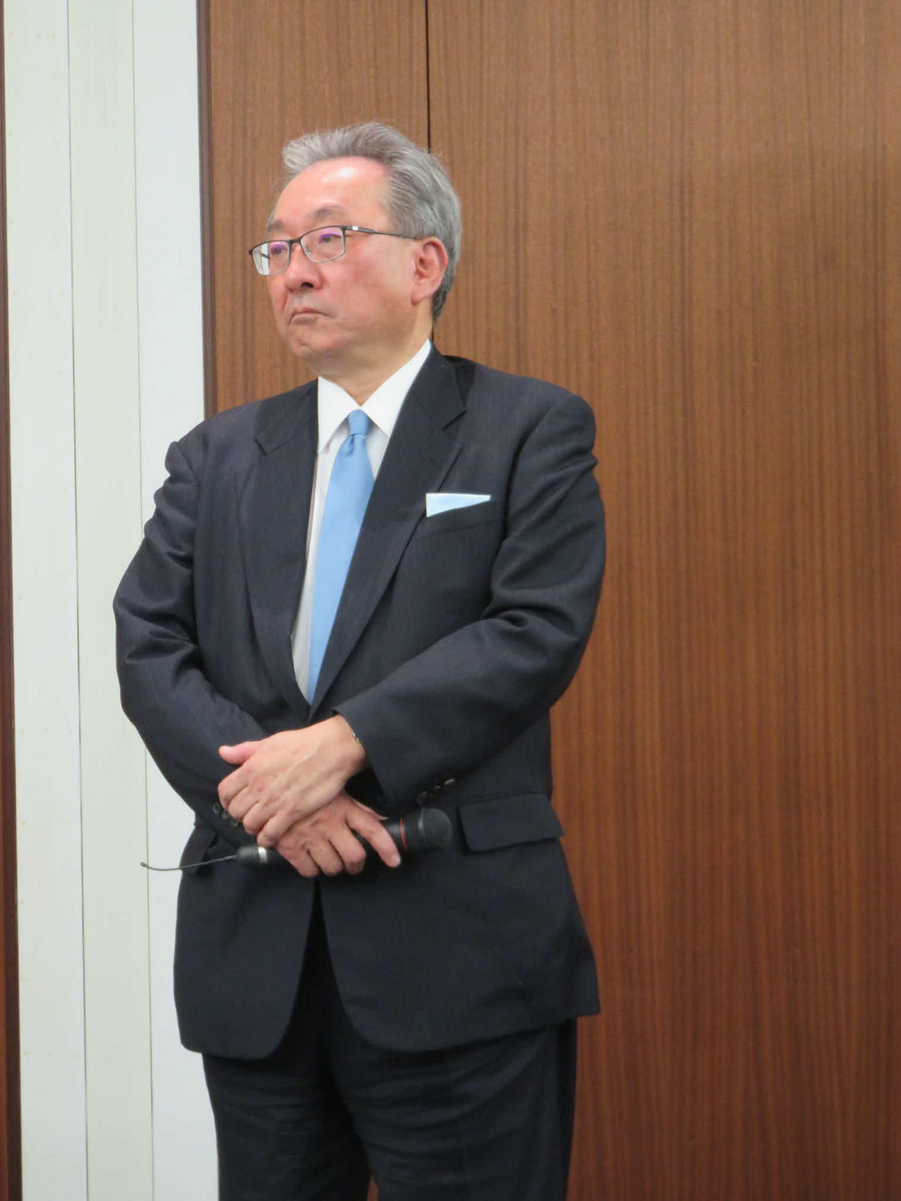 民放連会長としての定例会見終了後、立って質問に答える遠藤龍之介フジテレビ副会長