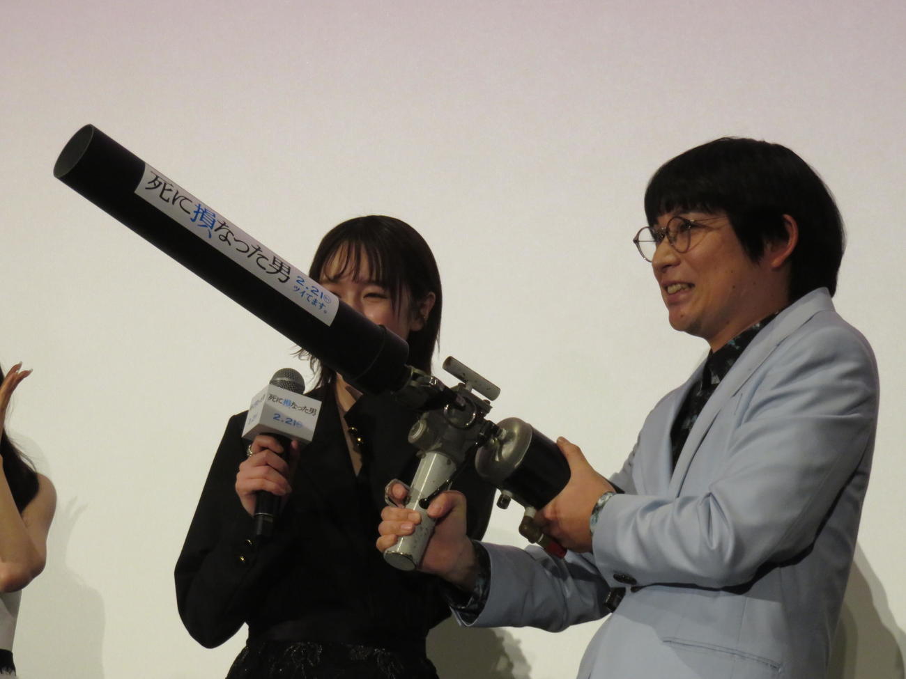 バズーカ砲を発射する水川かたまり