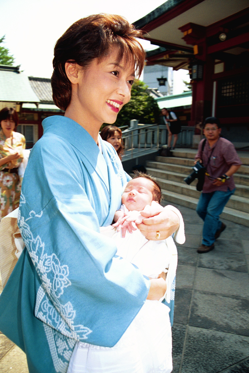 母親の斉藤慶子とお宮参りをするCBC中村彩賀アナ（00年7月撮影）