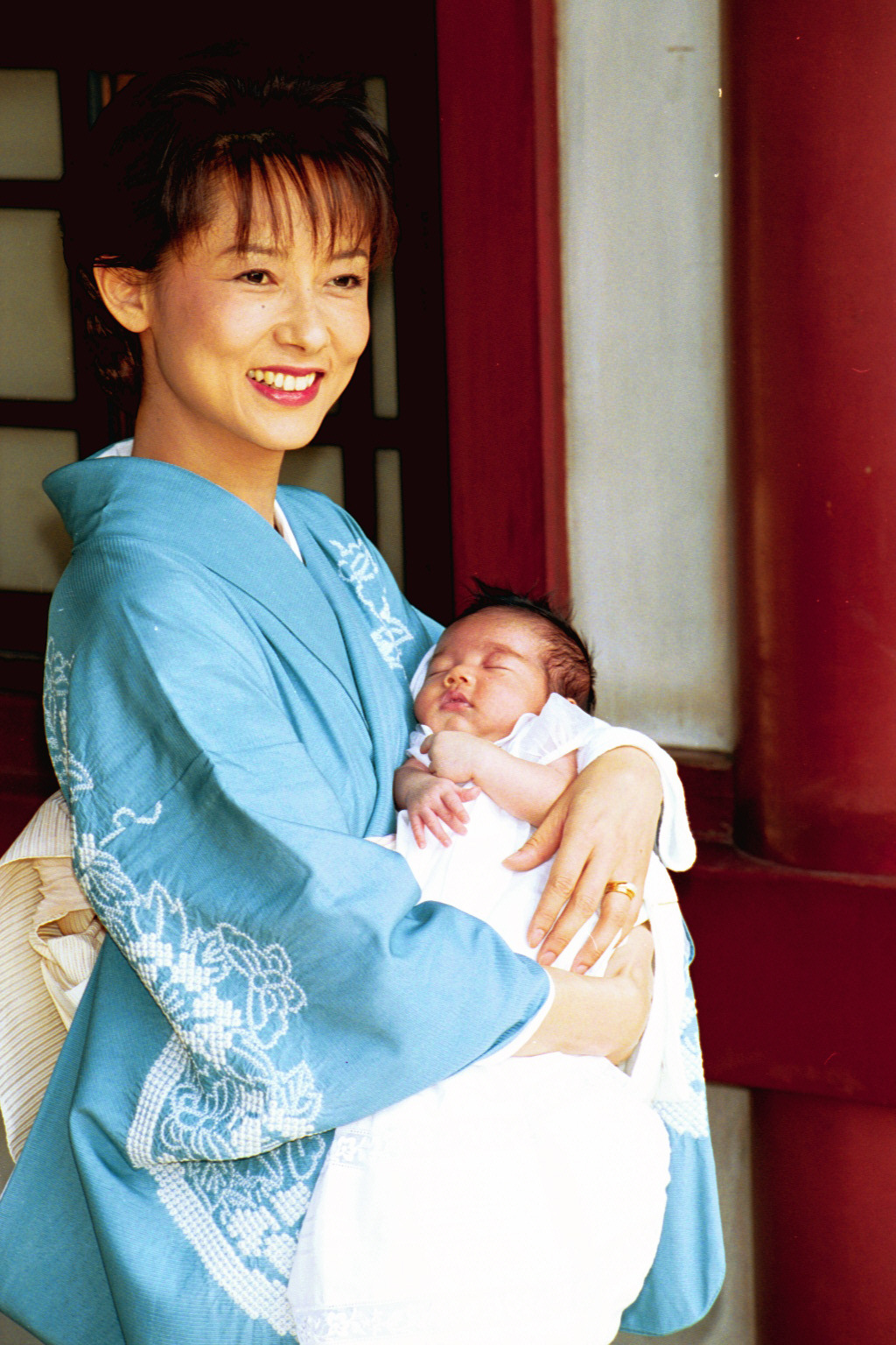 母親の斉藤慶子とお宮参りをするCBC中村彩賀アナ（00年7月撮影）
