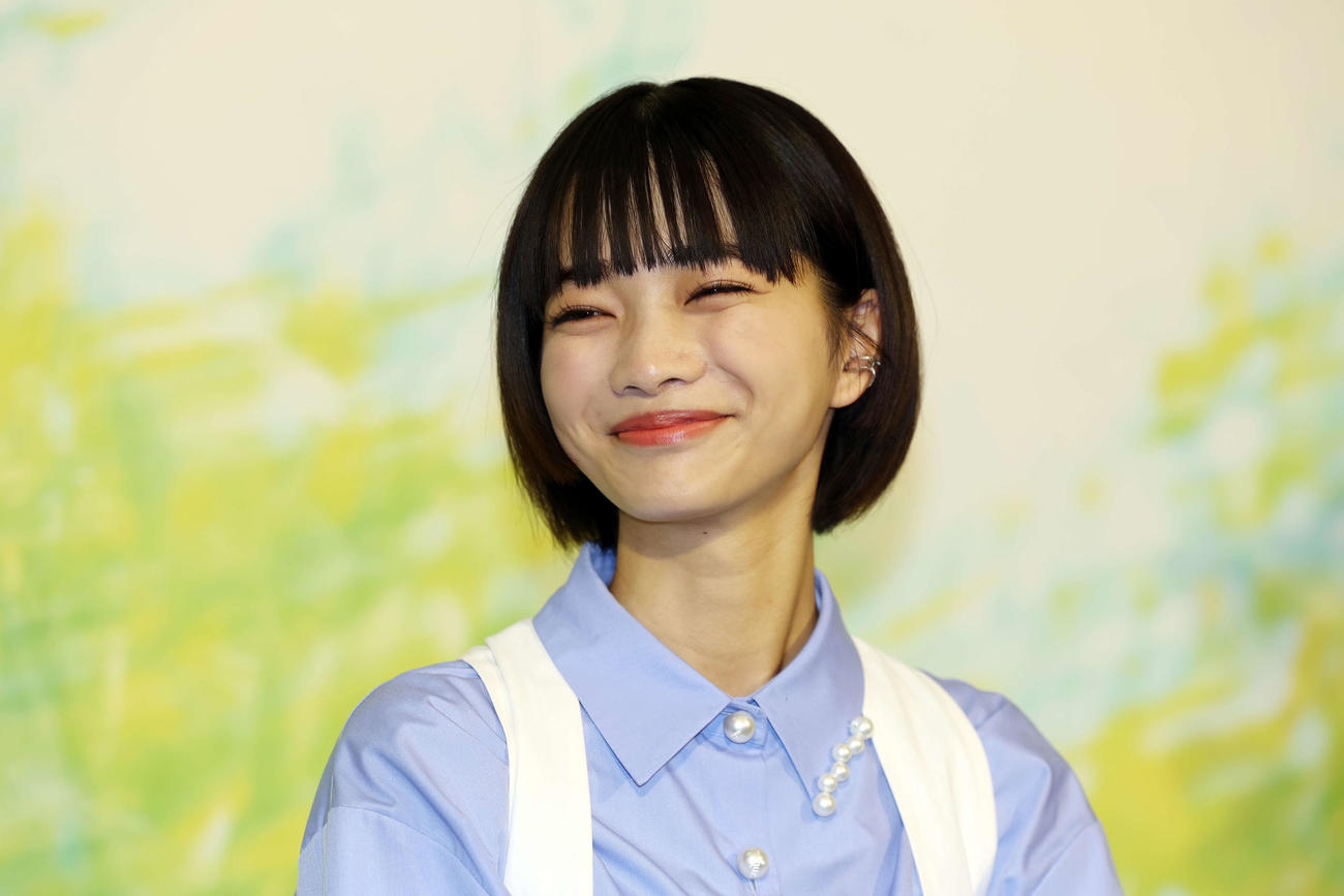 NHK2026年度前期連続テレビ小説「風、薫る」制作発表・主演会見で主演に選ばれ笑顔を見せる見上愛（撮影・宮地輝）