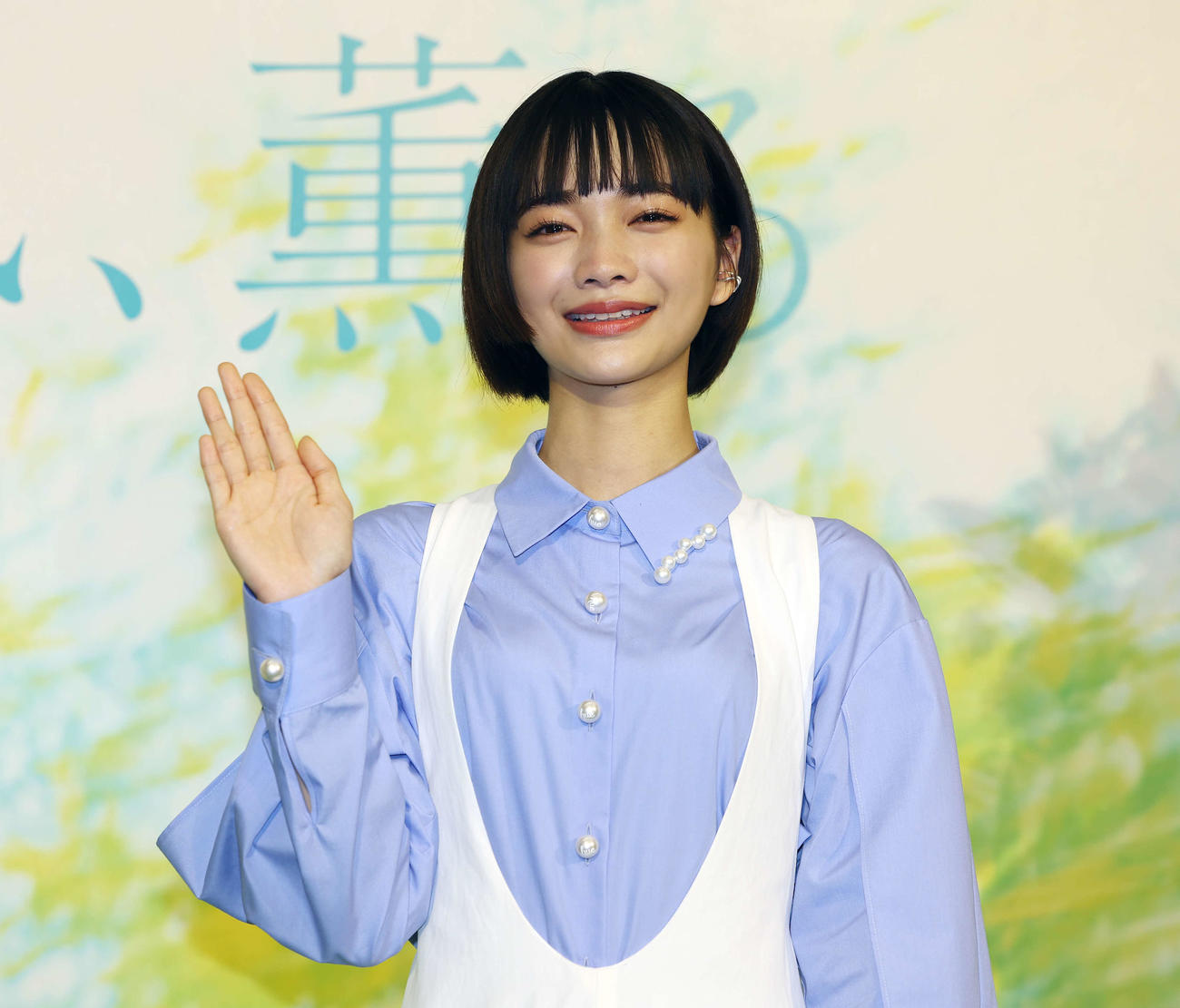 NHK2026年度前期連続テレビ小説「風、薫る」制作発表・主演会見で主演に選ばれた見上愛は笑顔で手を振る（撮影・宮地輝）