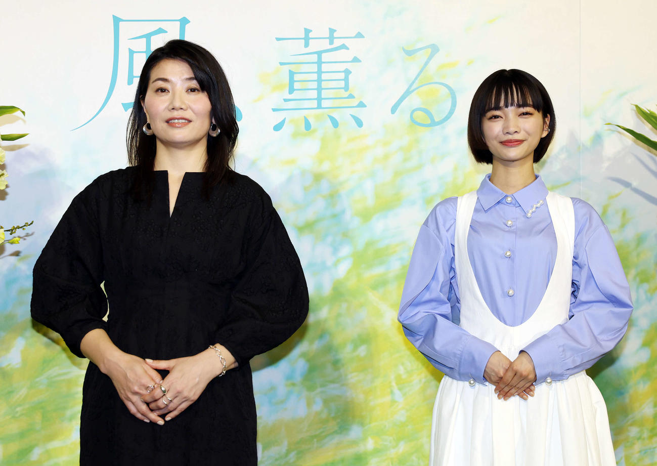 NHK2026年度前期連続テレビ小説「風、薫る」制作発表・主演会見で笑顔で記念撮影する作者の吉沢智子氏（左）と主演の見上愛（撮影・宮地輝）