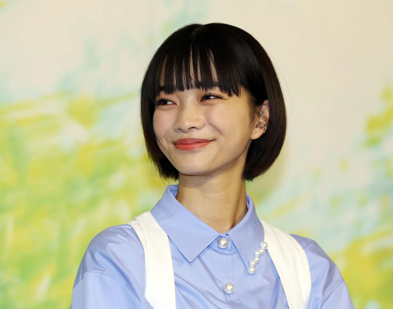 NHK2026年度前期連続テレビ小説「風、薫る」制作発表・主演会見で主演に選ばれた見上愛は笑顔を見せる（撮影・宮地輝）