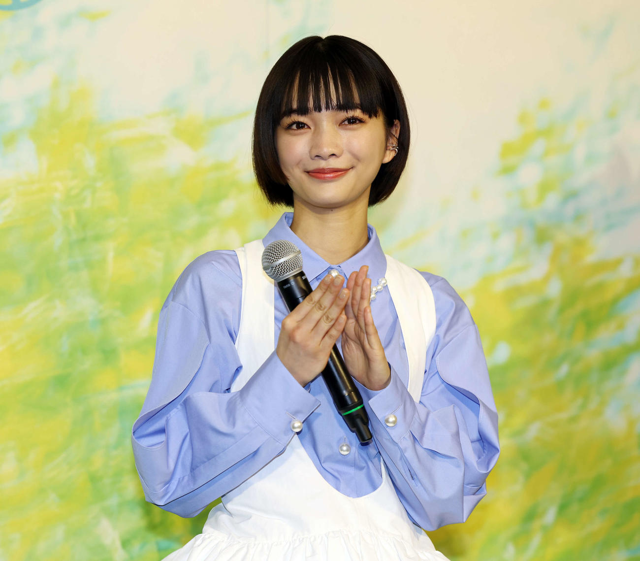 NHK2026年度前期連続テレビ小説「風、薫る」制作発表・主演会見で主演に選ばれた見上愛は笑顔を見せる（撮影・宮地輝）