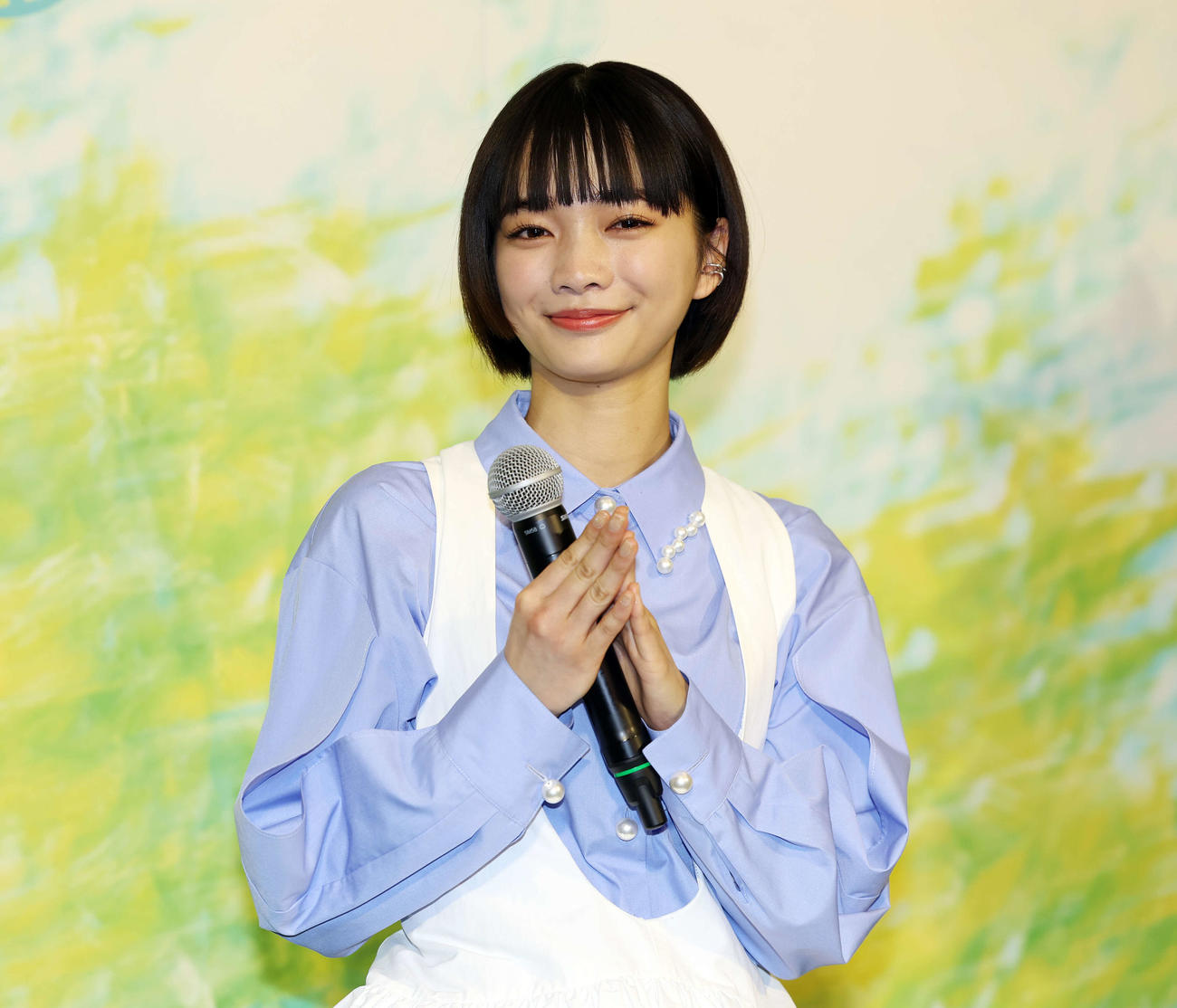 NHK2026年度前期連続テレビ小説「風、薫る」制作発表・主演会見で主演に選ばれた見上愛は笑顔を見せる（撮影・宮地輝）