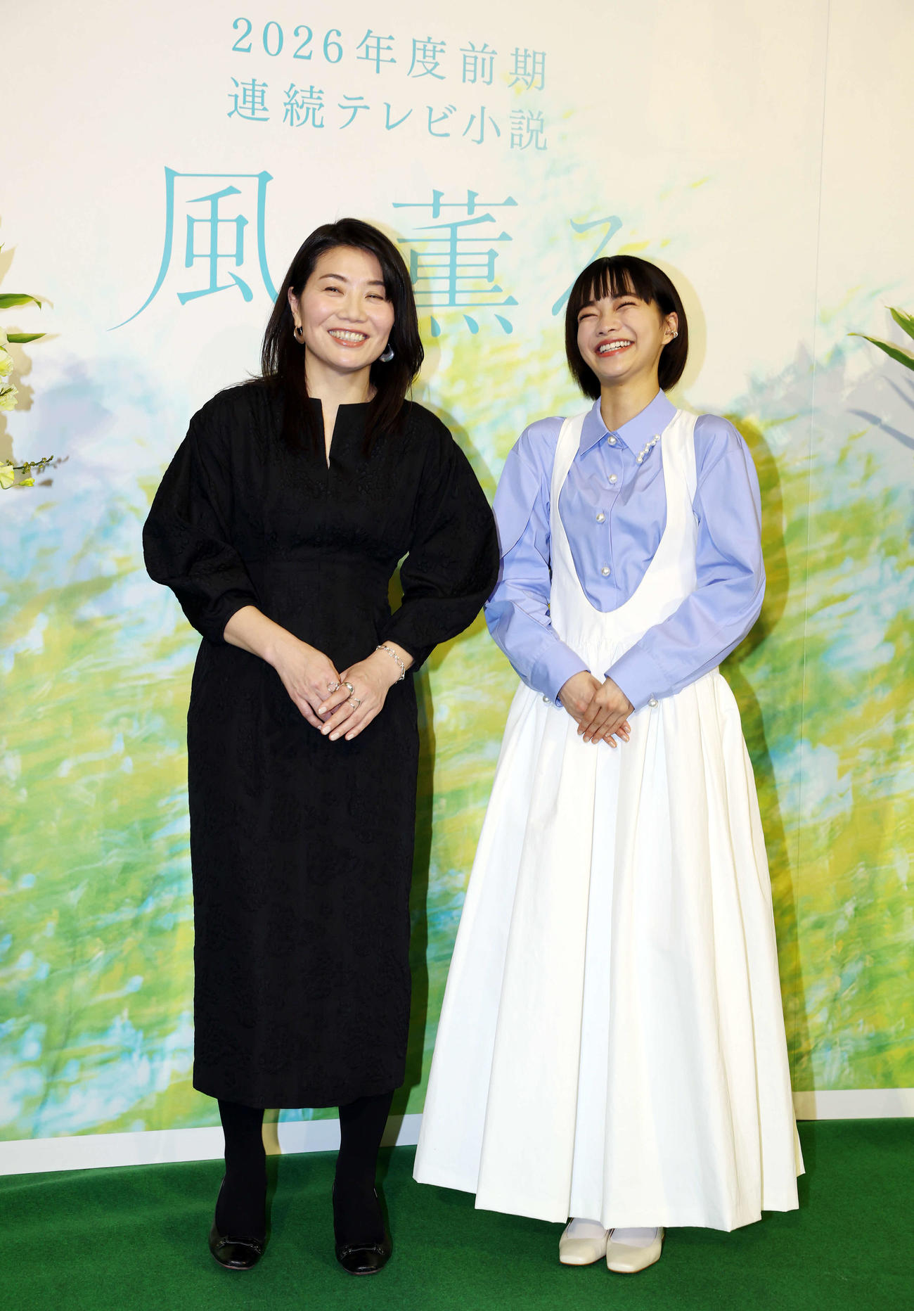 NHK2026年度前期連続テレビ小説「風、薫る」制作発表・主演会見で笑顔を見せる作者の吉沢智子氏（左）と主演の見上愛（撮影・宮地輝）