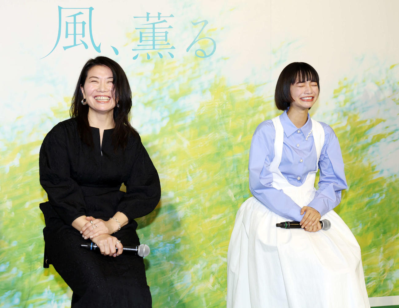 NHK2026年度前期連続テレビ小説「風、薫る」制作発表・主演会見で質問の挙手がすぐ上がらず悲しむ主演の見上愛（右）と笑う作者の吉沢智子氏（撮影・宮地輝）