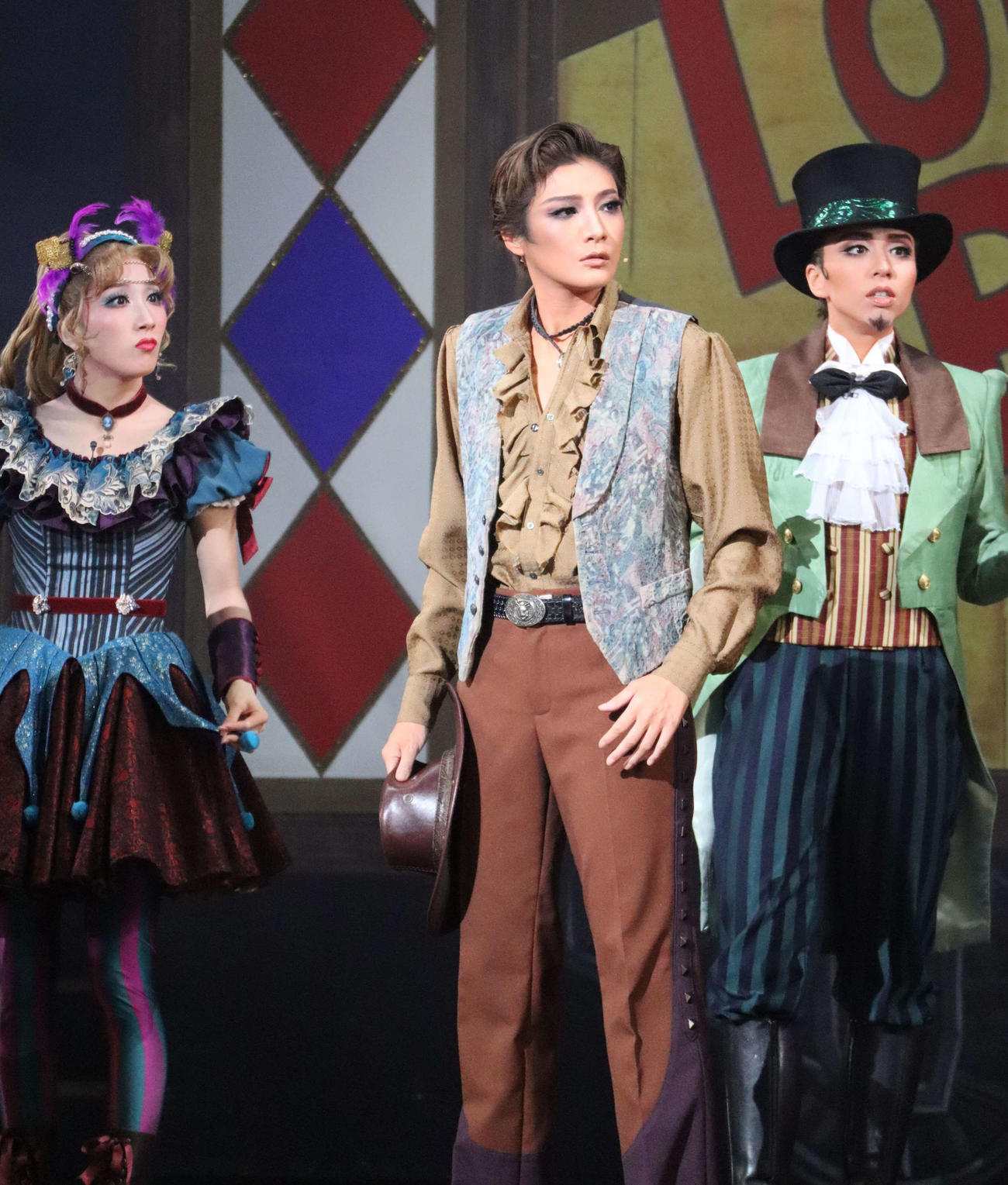 月組公演「ゴールデン・リバティ」に主演するトップ鳳月杏（中央）