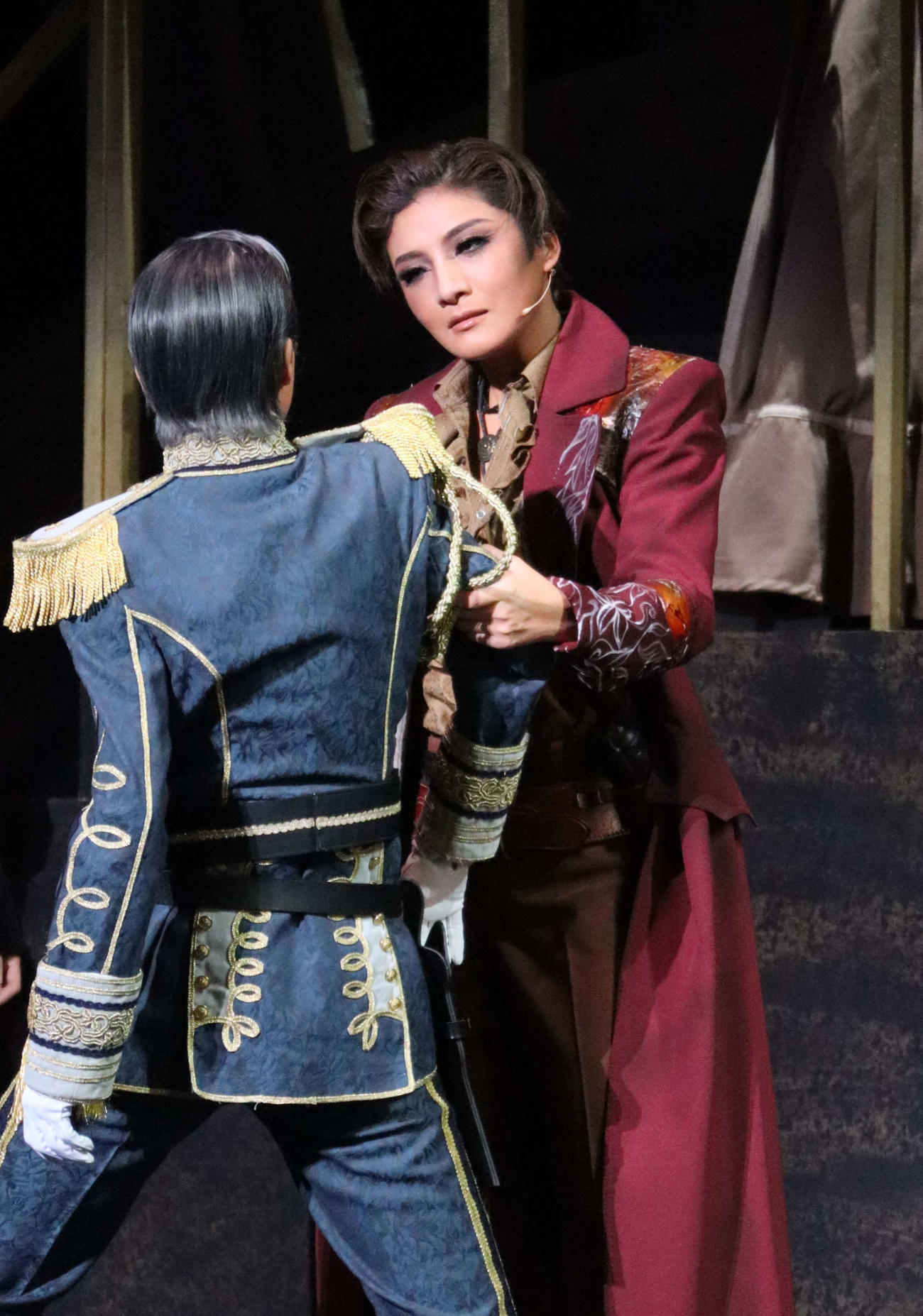 月組公演「ゴールデン・リバティ」に主演するトップ鳳月杏（中央）