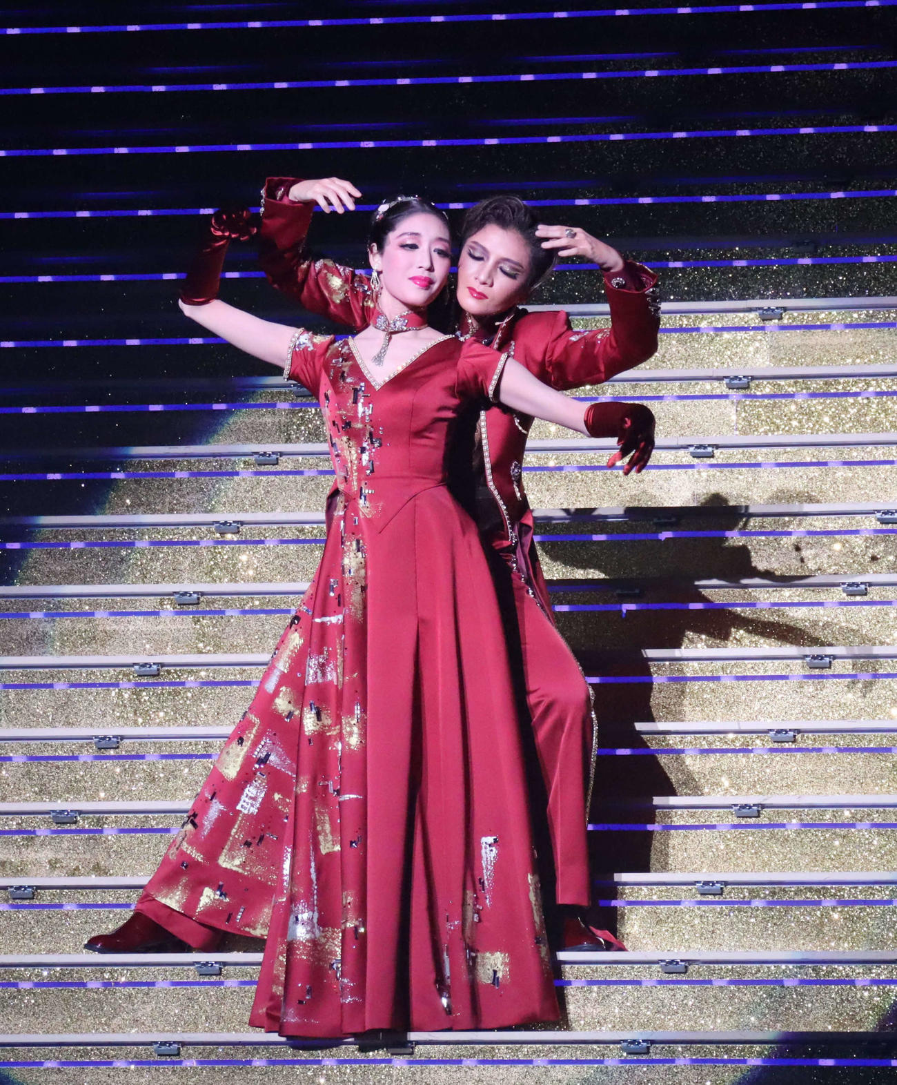 月組公演「PHOENIX RISING－IN THE MOONLIGHT－」でデュエットダンスするトップ鳳月杏（後方）、相手娘役の天紫珠李
