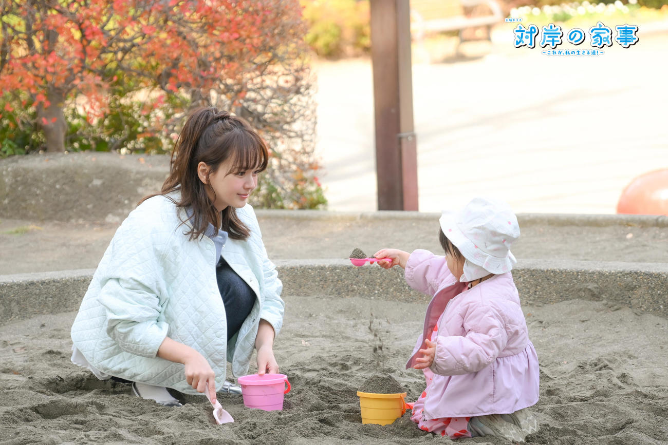 TBS4月期火曜ドラマ「対岸の家事～これが、私の生きる道！～」で主演を務める多部未華子（左）