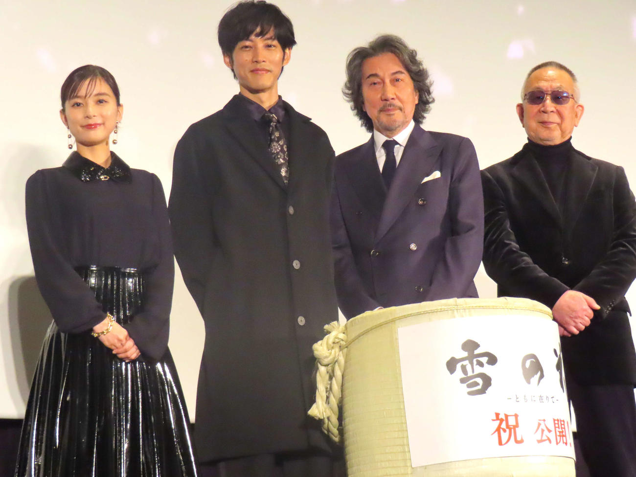映画「雪の花ーともに在りてー」公開記念舞台あいさつに登壇した、左から芳根京子、松坂桃李、役所広司、小泉堯史監督
