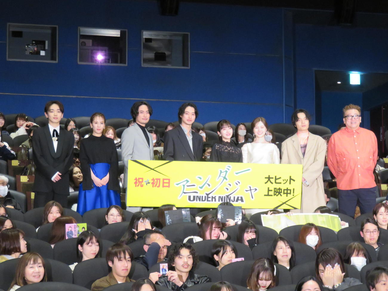 映画「アンダーニンジャ」初日舞台あいさつに登壇した、左から宮世琉弥、山本千尋、間宮祥太朗、山崎賢人、浜辺美波、白石麻衣、岡山天音、福田雄一監督
