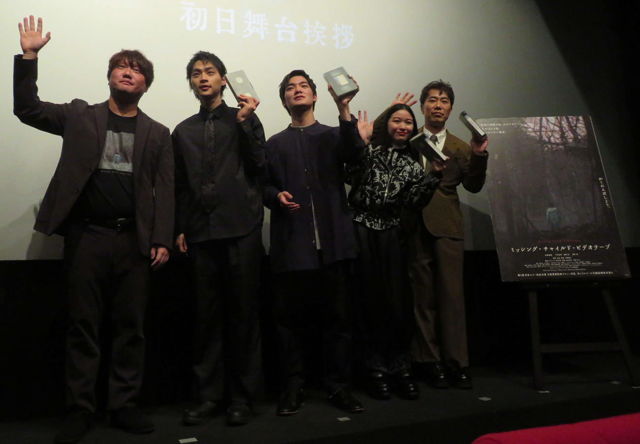 映画「ミッシング・チャイルド・ビデオテープ」）初日舞台あいさつに登壇した、左から近藤亮太監督、平井亜門、杉田雷麟、森田想、藤井隆（撮影・村上幸将）