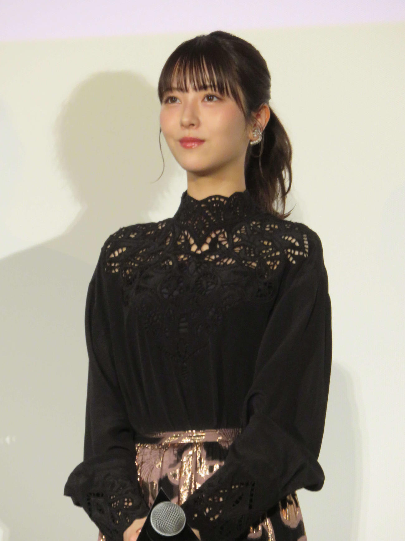 映画「アンダーニンジャ」の初日舞台あいさつに登壇した浜辺美波