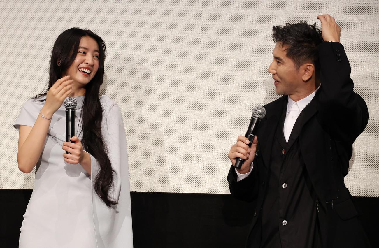 映画「TOUCH／タッチ」公開記念舞台あいさつを行ったKoki，（左）と本木雅弘（撮影・中島郁夫）