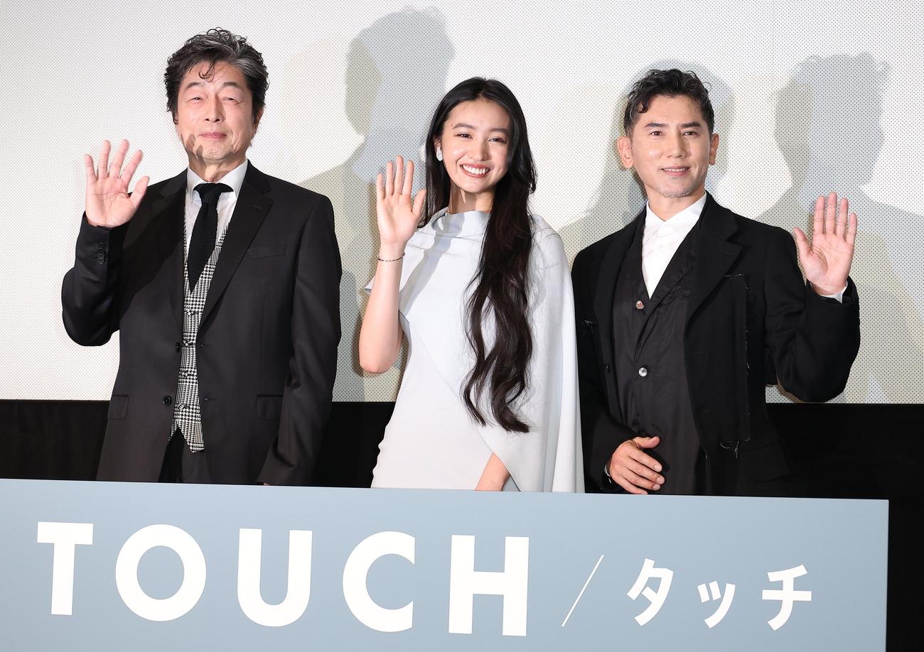 映画「TOUCH／タッチ」公開記念舞台あいさつを行った、左から中村雅俊、Koki，、本木雅弘（撮影・中島郁夫）