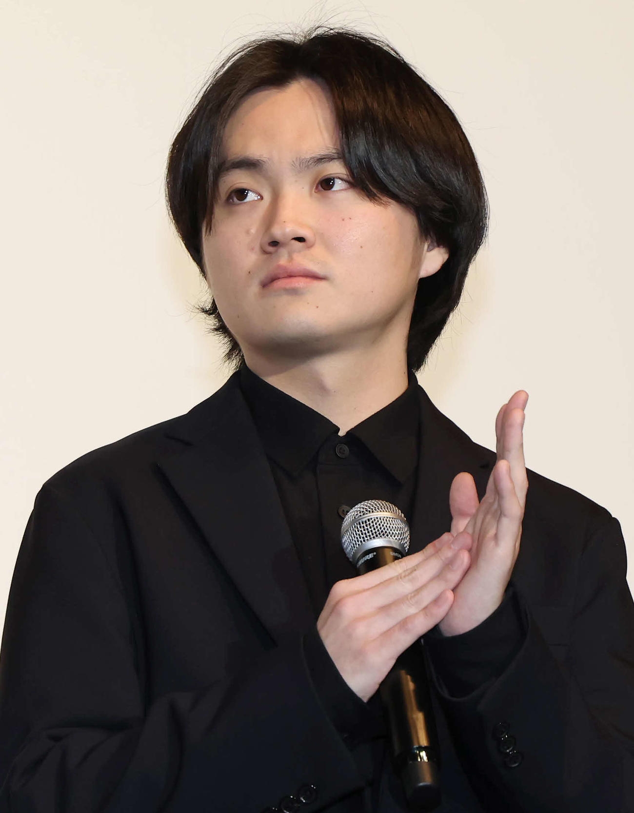 映画「悪鬼のウイルス」公開記念舞台あいさつで登壇した松野友喜人監督（撮影・丹羽敏通）