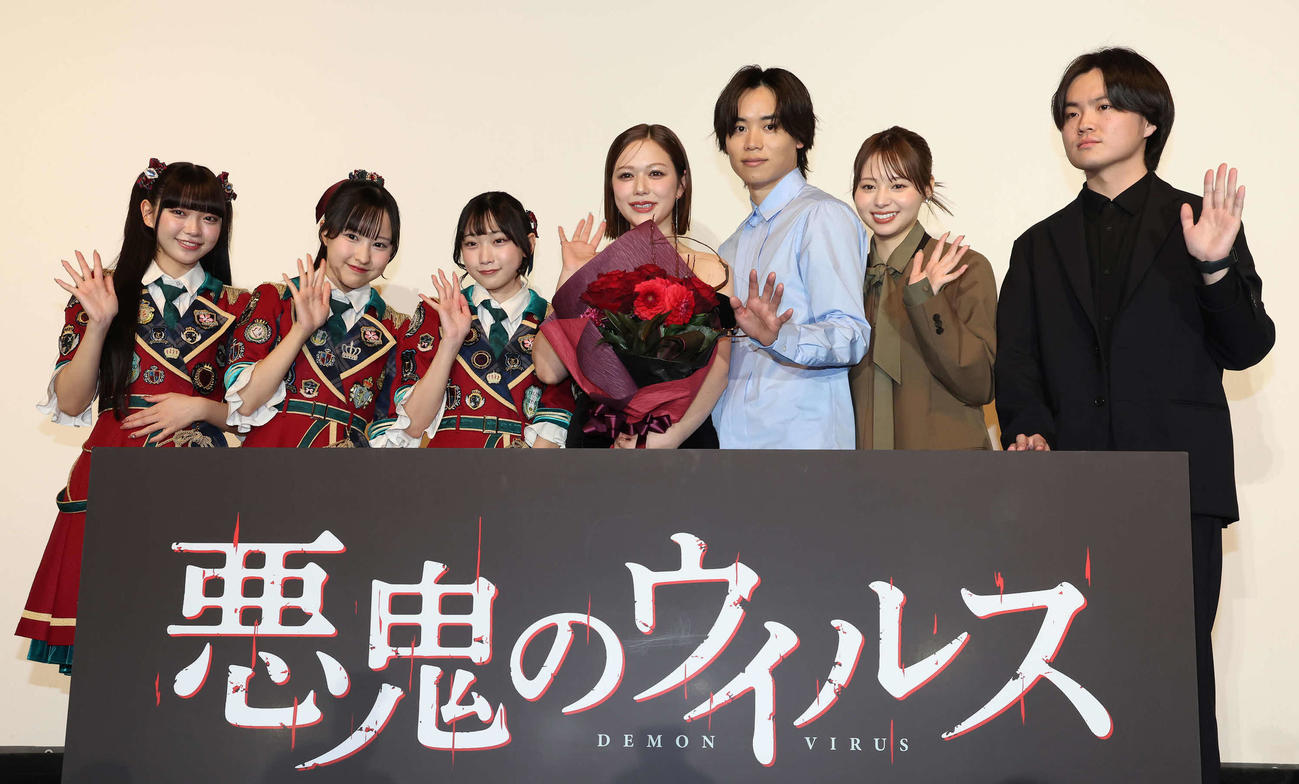 映画「悪鬼のウイルス」公開記念舞台あいさつで写真に納まる、左から高嶺のなでしこの籾山ひめり、東山恵里沙、城月菜央、村重杏奈、太田将熙、吉田伶香、松野友喜人監督（撮影・丹羽敏通）