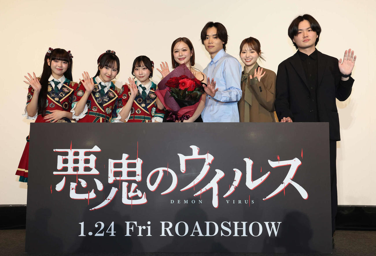 映画「悪鬼のウイルス」公開記念舞台あいさつで写真に納まる、左から高嶺のなでしこの籾山ひめり、東山恵里沙、城月菜央、村重杏奈、太田将熙、吉田伶香、松野友喜人監督（撮影・丹羽敏通）