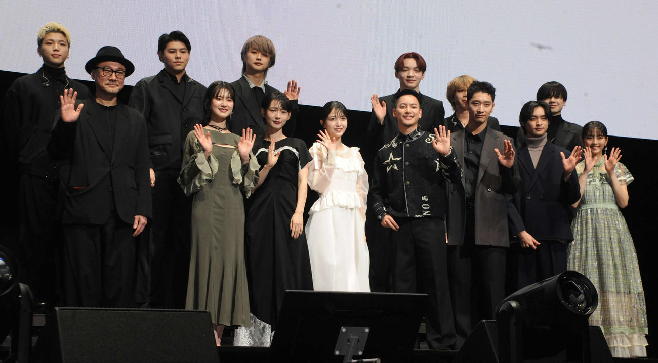 映画「誰よりもつよく抱きしめて」（2月7日公開、内田英治監督）の完成披露試写会＆プレミアムイベントに出席した三山凌輝（前列左から5人目）ら