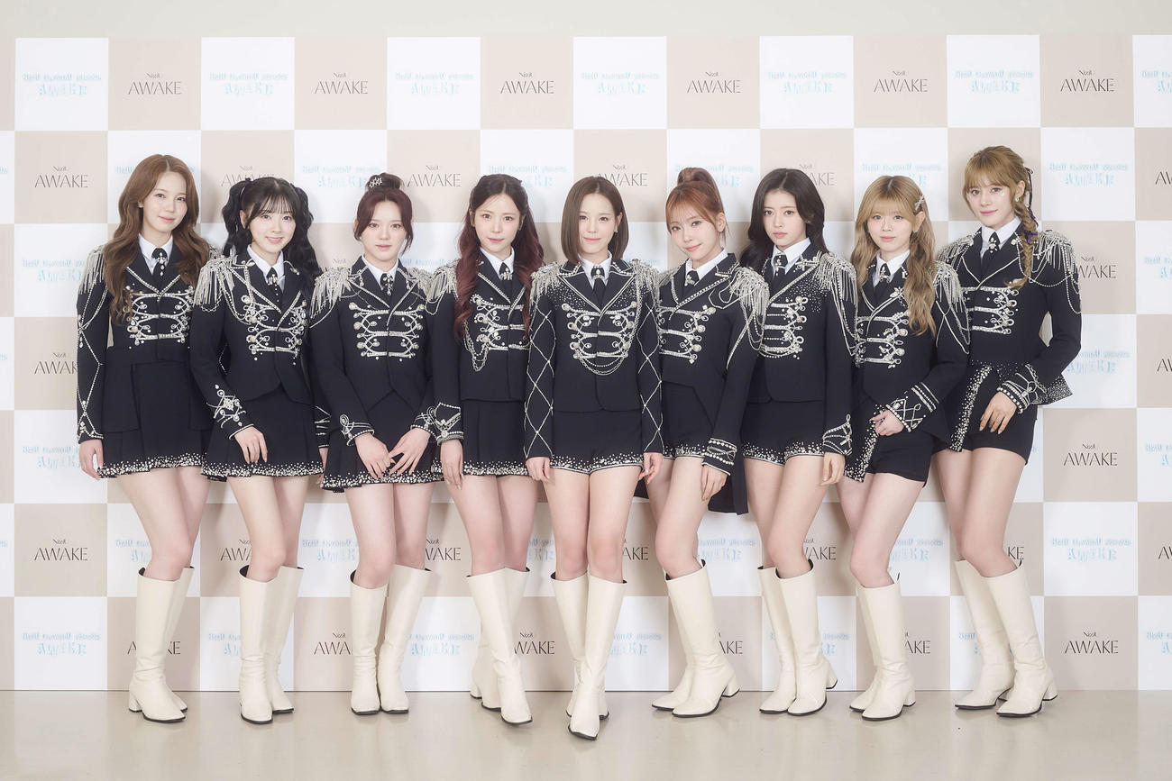 1stミニアルバムを発売するNiziU。左からAYAKA、MIIHI、RIO、MAYA、MAKO、MAYUKA、RIMA、RIKU、NINA（撮影：田中聖太郎）