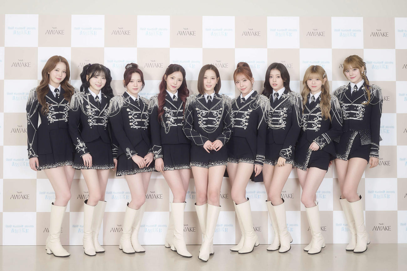 1stミニアルバムを発売するNiziU。左からAYAKA、MIIHI、RIO、MAYA、MAKO、MAYUKA、RIMA、RIKU、NINA（撮影：田中聖太郎）