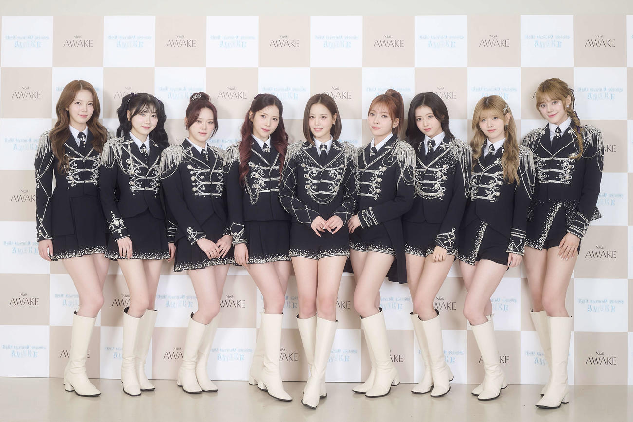 1stミニアルバムを発売するNiziU。左からAYAKA、MIIHI、RIO、MAYA、MAKO、MAYUKA、RIMA、RIKU、NINA（田中聖太郎氏撮影）