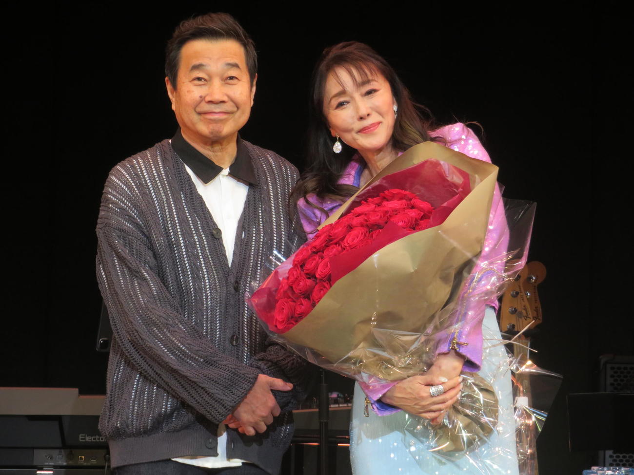 お祝いに訪れた三宅裕司（左）と浅野ゆう子