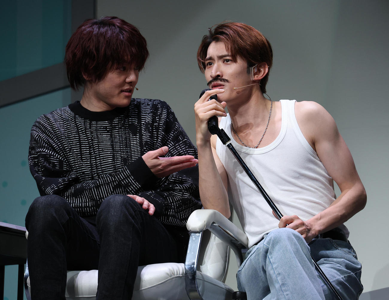 舞台「ムロムカイ」で熱演する室龍太（左）と向井康二（撮影・中島郁夫）