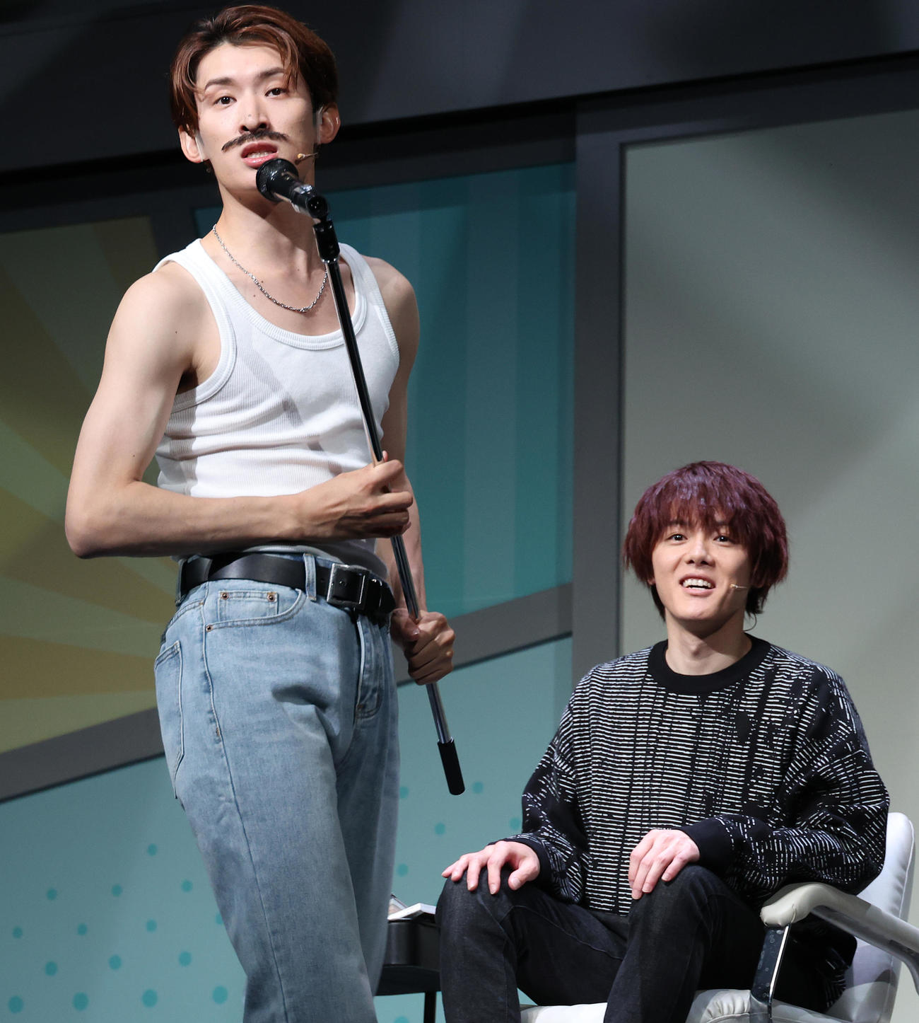 舞台「ムロムカイ」で熱演する向井康二（左）と室龍太（撮影・中島郁夫）