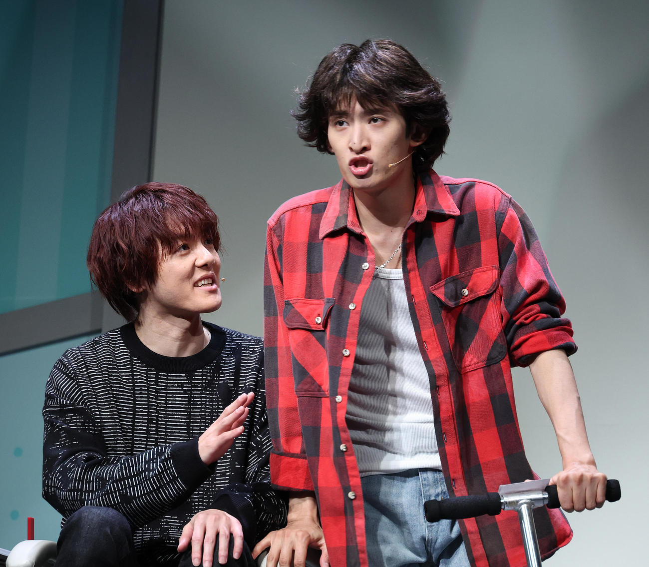 舞台「ムロムカイ」で熱演する室龍太（左）と向井康二（撮影・中島郁夫）