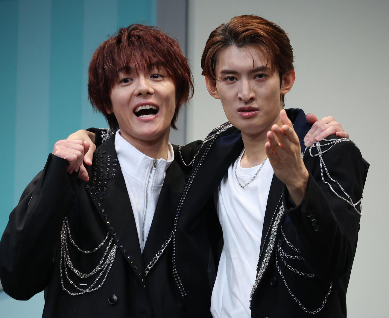 舞台「ムロムカイ」の会見をする室龍太（左）と向井康二（撮影・中島郁夫）