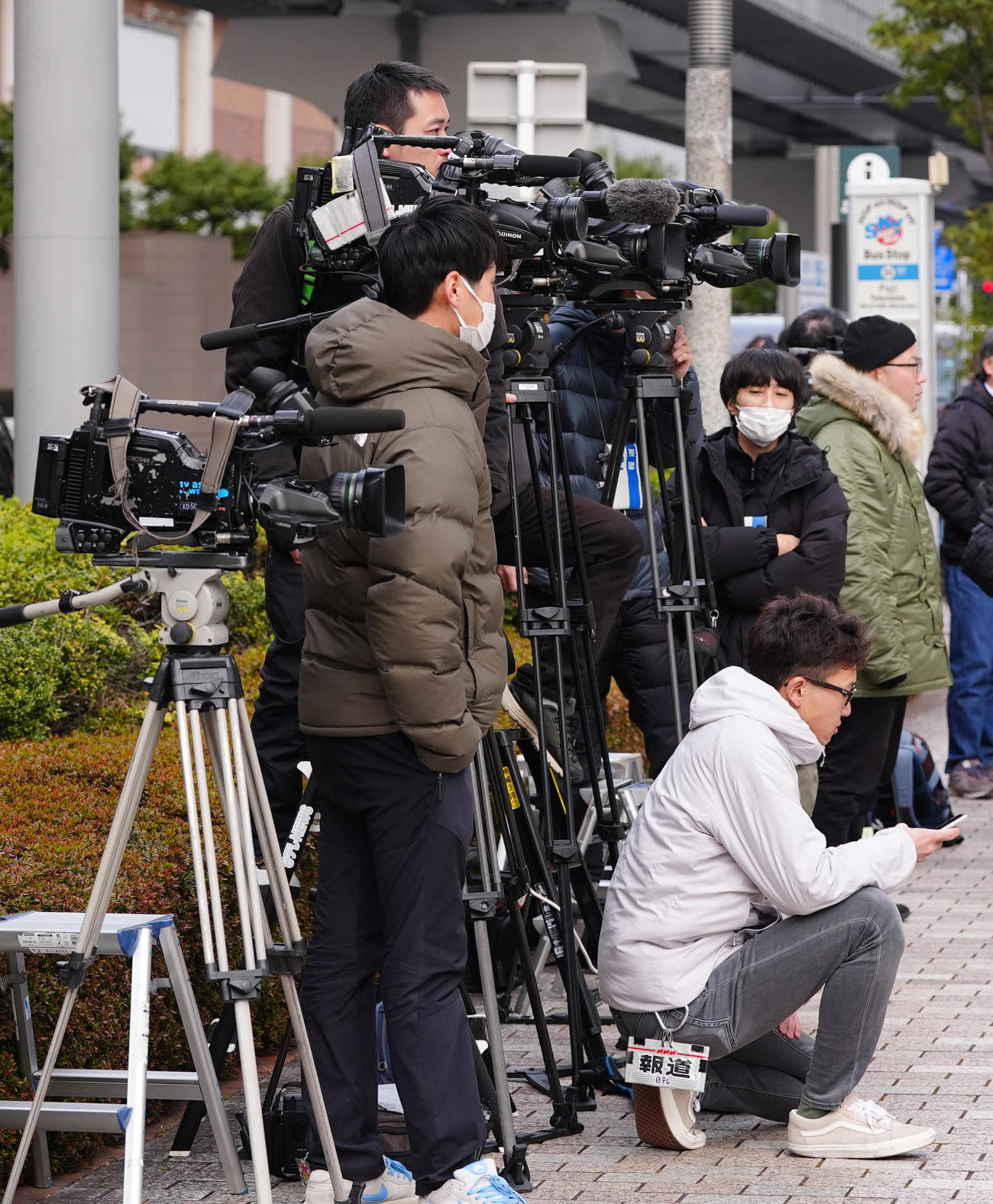 記者会見が行われるフジテレビに集まった報道陣（撮影・江口和貴）