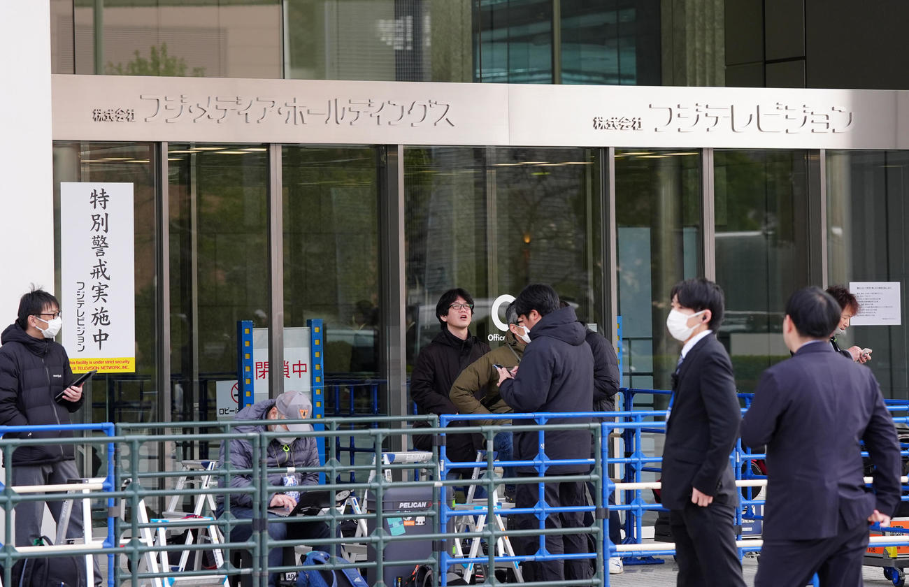 記者会見が行われるフジテレビに集まった報道陣（撮影・江口和貴）