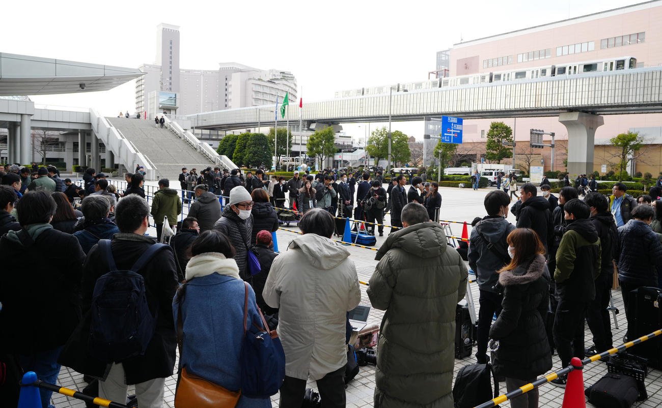 記者会見が行われるフジテレビに集まった大勢の報道陣（撮影・江口和貴）