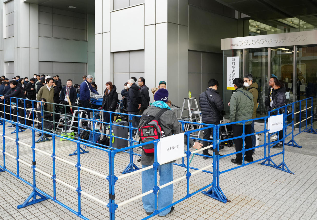 記者会見が行われるフジテレビに集まった大勢の報道陣（撮影・江口和貴）